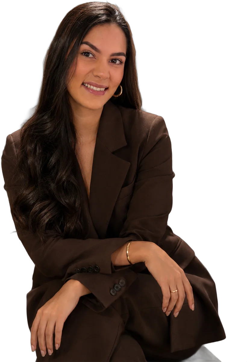 Sarah Yasmin sentada, de terno marrom